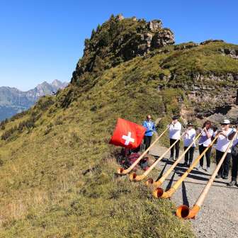 Photo 01   Beautiful weather on Saturday at the Flumserberg alphorn festival