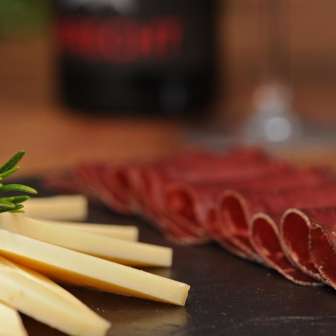 Cheese and dried meat © Wine Tours Switzerland