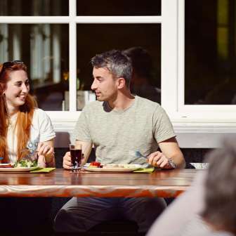 A couple enjoys an appetizer at the Molseralp restaurant © Hannes Heinzer