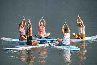 SUP Yoga on Lake Walen © Thomas Kessler Visuals