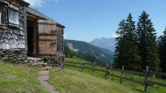 Mulching hut