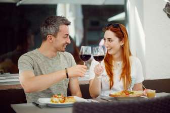 A couple toasts me with red wine; main course at Restaurant Chrüz © Hannes Heinzer