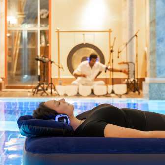 "Floating" sound bathing