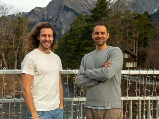 Sauna attendant Tim Bosman and presenter Manuel Rothmund are standing on a bridge. The Falknis massif can be seen in the background.