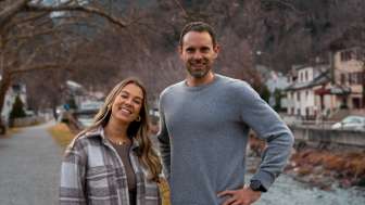 Jennifer Meisser and Manuel Rothmund are standing on the banks of the Tamina