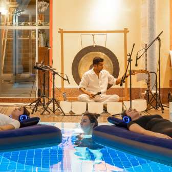 "Floating" sound bathing