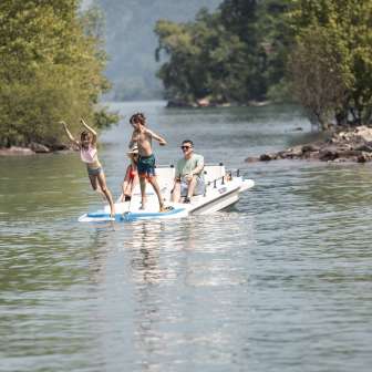 Children jumping into Lake Walen © Thomas Kessler Visuals