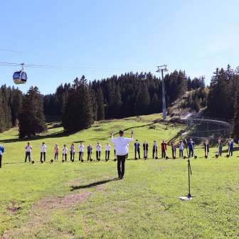 Photo 03   The entire choir performs on the Molseralp meadow