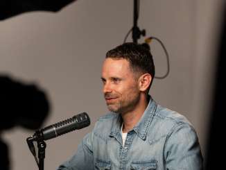 Presenter Manuel Rothmund in front of the podcast microphone Presenter Manuel Rothmund sits in front of the podcast microphone in the podcast studio