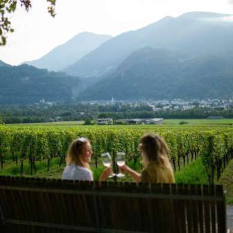 Wine tasting with a view of the vineyards © Heidiland Tourism