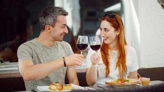 A couple toasts me with red wine; main course at Restaurant Chrüz © Hannes Heinzer