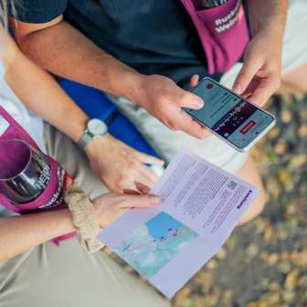Audio guide and instructions for the backpacking wine tasting © Heidiland Tourism / Kevin Wildhaber