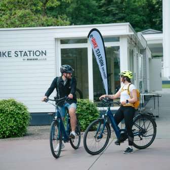 The tour begins at the e-bike station in Bad Ragaz. © Kevin Wildhaber