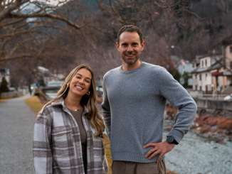 Jennifer Meisser and Manuel Rothmund are standing on the banks of the Tamina