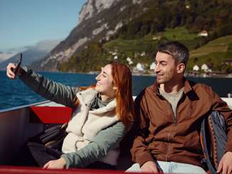 2025, View, E-bike tour, Friends, Enjoy, Fall, Culinary tour, Multi-experience, Boat, Boating, Switzerland Tourism, Selfie, Taking a selfie, ST