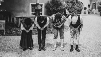 Scenic city tour in Maienfeld A group of actors bow to the audience