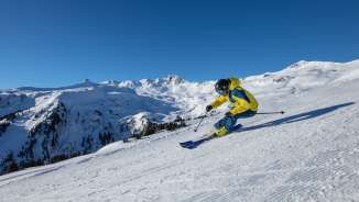 Skiers on the Flumserberg with a view of Spitzmeilen