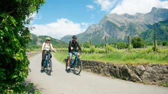 Cycling through the vineyards © Kevin Wildhaber